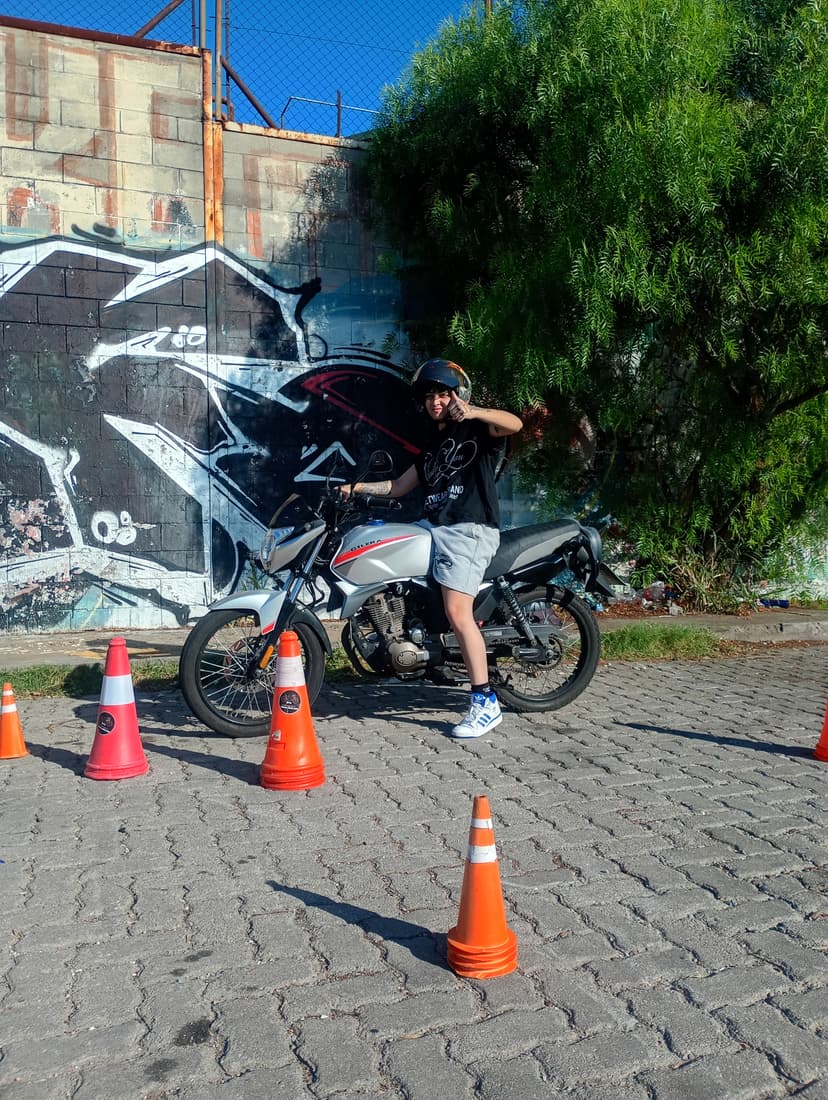 Alumno de BMX Moto Escuela en práctica